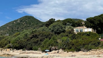 Ubicación a pie de playa, tumbonas y toallas de playa