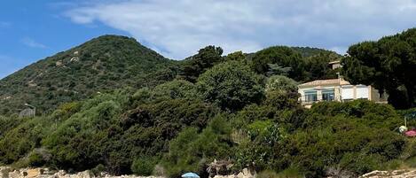 على الشاطئ، كراسي للتشمس، مناشف للشاطئ