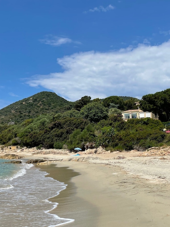 Plage, chaises longues, serviettes de plage