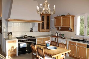 ثلاجة، ميكروويف، فرن، غسالة أطباق