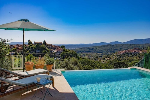 Luxurious Villa with Panoramic View & Infinity Swimming Pool