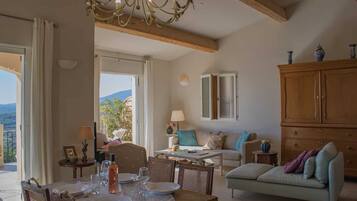 Télévision, lecteur de DVD, livres