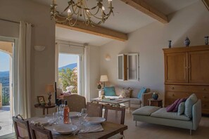 Een televisie, een dvd-speler en boeken