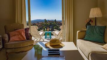 Télévision, lecteur de DVD, livres