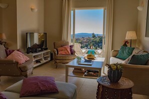 TV, DVD player, books - Luxurious Villa with Panoramic View & Infinity Swimming Pool (Montauroux)