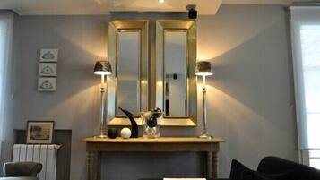 TV connectée, cheminée, lecteur de DVD, table de tennis de table