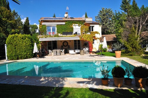 Apartment in renovated contemporary villa, great location and quiet. 