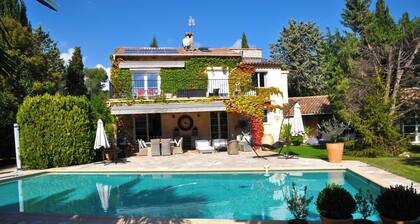 Apartment in renovated contemporary villa, great location and quiet.