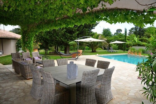 Apartment in renovated contemporary villa, great location and quiet. 