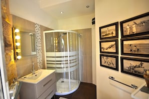 Ensemble douche/baignoire, sèche-cheveux, bidet, serviettes fournies