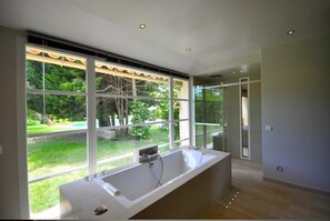 Ensemble baignoire-douche, séchoir à cheveux, bidet, serviettes fournies