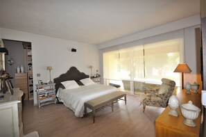 3 chambres, fer et planche à repasser, lit de bébé portatif