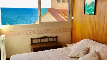 2 bedrooms, iron/ironing board, free WiFi