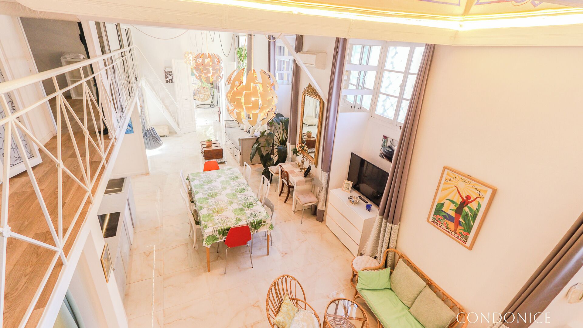 Amplia sala de estar con mesa de comedor, sillas, sofá y televisor.