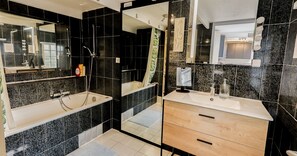 Vasca, asciugacapelli, asciugamani, sapone