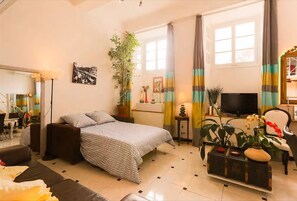 7 camere, una scrivania, insonorizzazione, ferro/asse da stiro