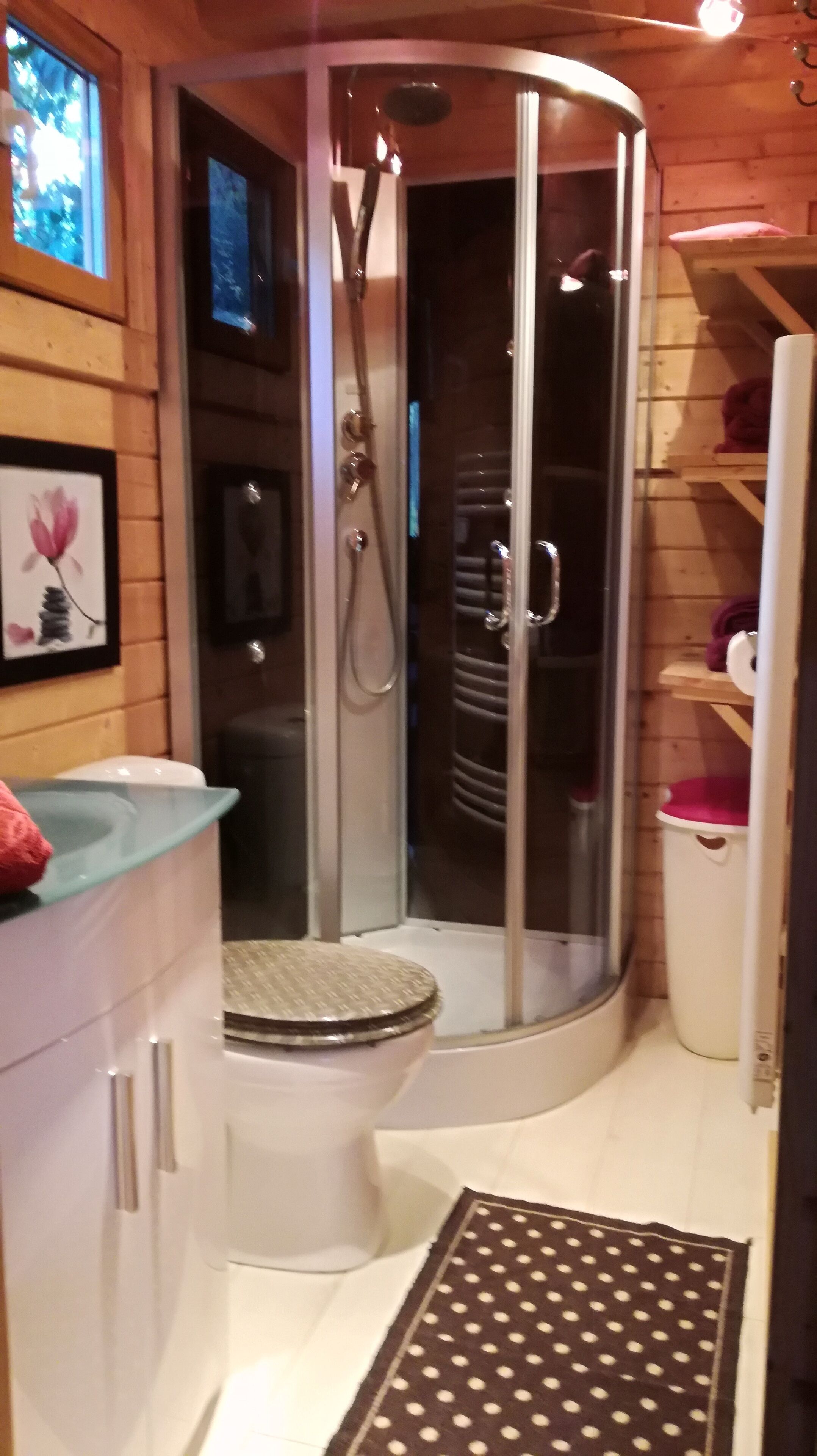 Douche, sèche-cheveux, serviettes fournies, savon