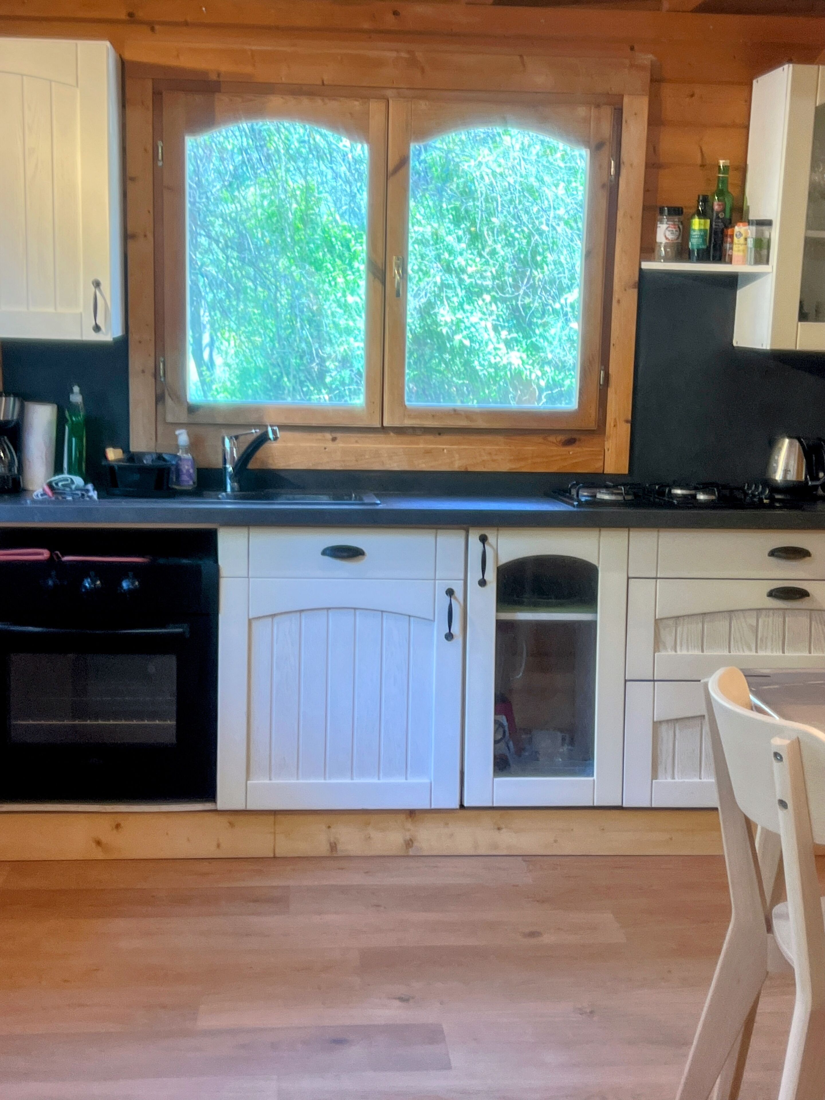 Coffee/tea maker, fridge, oven, stovetop