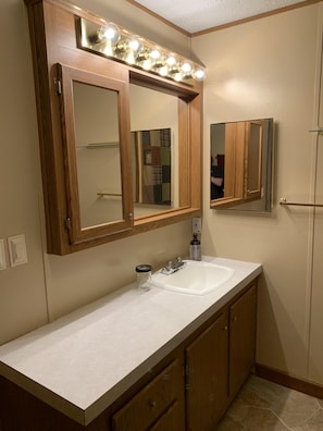 Combined shower/bathtub, hair dryer, towels