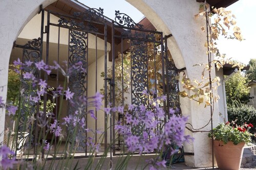 The Pineapple House -Best Reviews- Cozy Firepit!