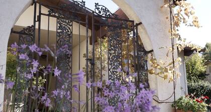 The Pineapple House -Best Reviews- Cozy Firepit!