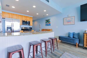 Kylskåp, mikrovågsugn, ugn och spishäll