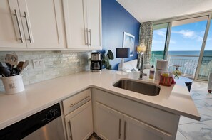 Interior - Amazing Beachfront Condo with Nice Hot tub & Pools (Myrtle Beach)