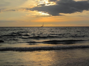 Playa en los alrededores, camastros y toallas de playa