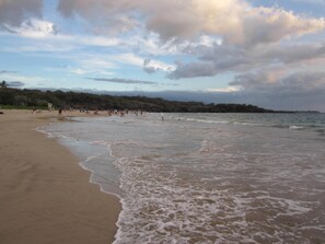 靠近海滩、沙滩椅、沙滩毛巾