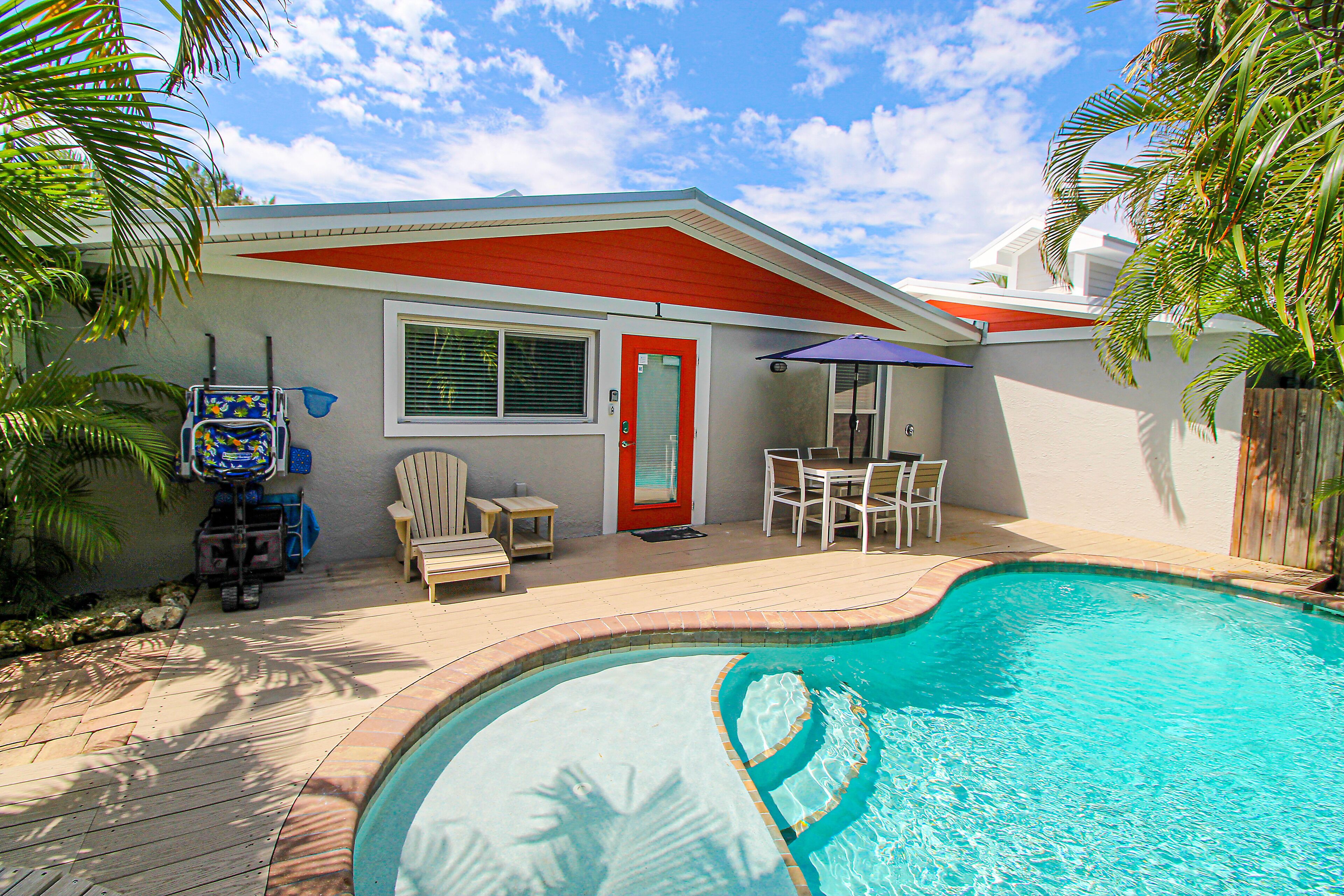 Beautiful Cottage with Private Pool, Great Location!
