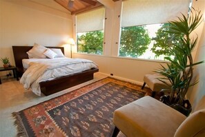 5 makuuhuonetta, työpöytä, silitysrauta/-lauta, vauvan matkasänky