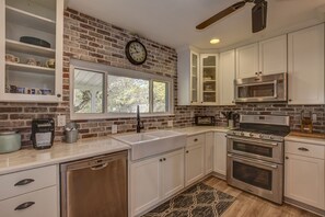 Fridge, microwave, oven, stovetop - 3 bathrooms! Walk to Dwntwn! (Prescott)