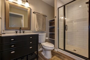 Combined shower/bathtub, hair dryer, towels, soap - 3 bathrooms! Walk to Dwntwn! (Prescott)