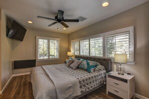 3 bedrooms, desk, iron/ironing board, travel crib - 3 bathrooms! Walk to Dwntwn! (Prescott)