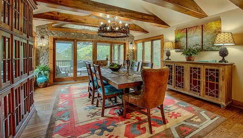 Book Now for 2026~ Luxury Lodge ~  Creek & Mountain View