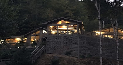 Book Now for 2024~ Luxury Lodge ~ Creek & Mountain View