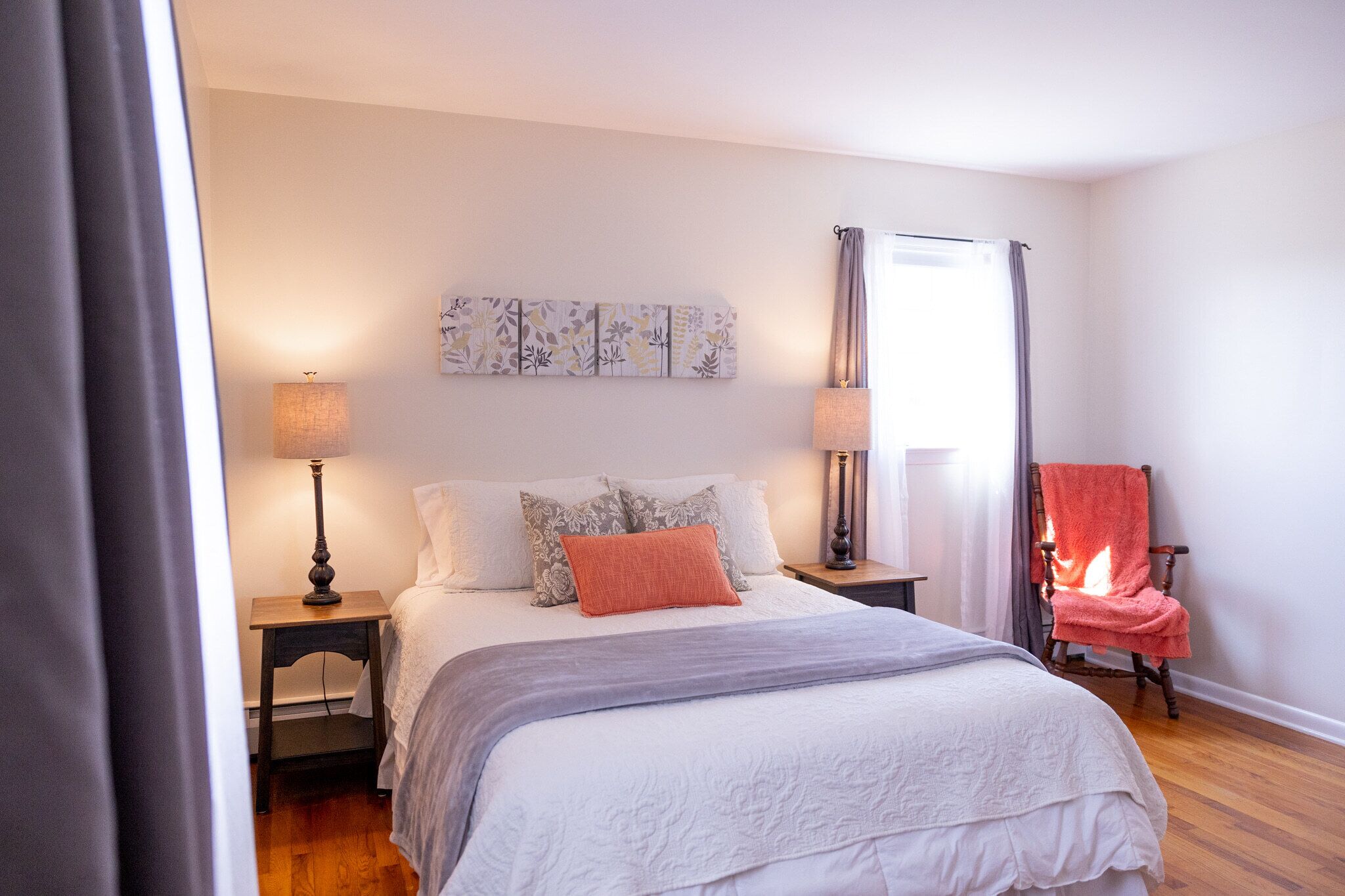 3 slaapkamers, een bureau, een strijkplank/strijkijzer, reisbedje