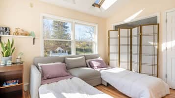 8 Schlafzimmer, Schreibtisch, Bügeleisen/Bügelbrett, Reisekinderbett