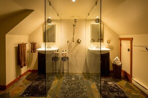 Douche, séchoir à cheveux, serviettes fournies, savon