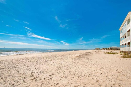 2 Minute walk to the secluded beaches of Fort Morgan! Pet friendly! Quiet Space!