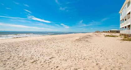 2 Minute walk to the secluded beaches of Fort Morgan! Pet friendly! Quiet Space!