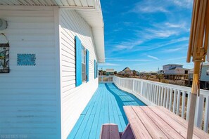 Terrace/patio - 2 Minute walk to the secluded beaches of Fort Morgan! Pet friendly! Quiet Space! (Gulf Shores)