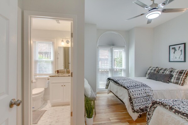 2 bedrooms, iron/ironing board, WiFi, bed sheets - The Grant★Heart of Hillsboro Village on foot★Free Parking, 11 mins to downtown! (Nashville)