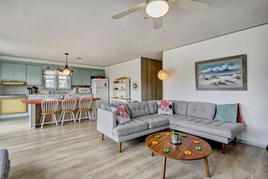 Televisie, een dvd-speler en een stereo