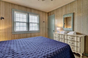 4 bedrooms, iron/ironing board, WiFi, bed sheets
