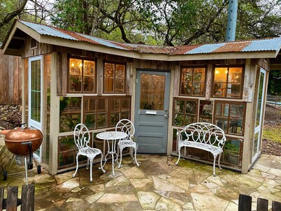 Cozy Studio Cottage - Near Floores Country Store, SeaWorld and Fiesta Texas