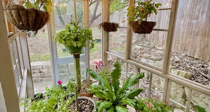 Cozy Studio Cottage - Near Floores Country Store, SeaWorld and Fiesta Texas