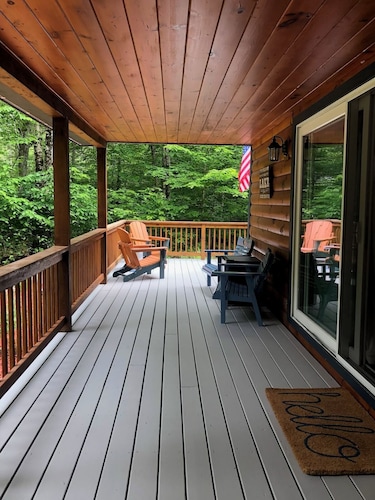 Outstanding Pet Friendly Family Retreat on Frye Island in Sebago Lake sleeps 7