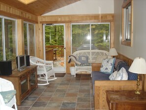 Älytelevisio, takka, DVD-soitin, kirjoja