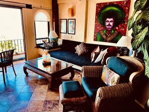 Smart TV, libros y biblioteca musical 